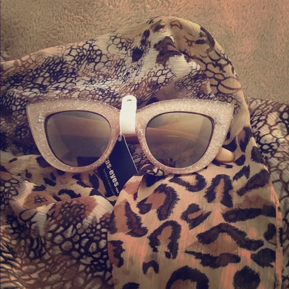 🚫 SOLD 🚫 Women’s fashion sunglasses - Picture 1 of 2